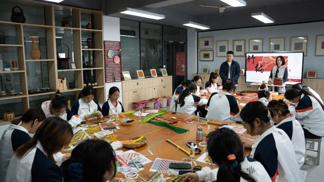 为非遗“添彩”，为青春“赋能”：江苏建院的文化育人新实践